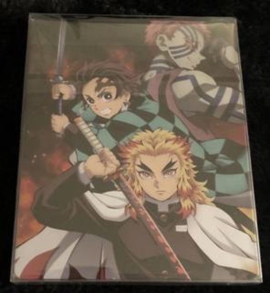 Jaquette du Blu-ray du film Demon Slayer: Kimetsu no Yaiba - Mugen Train, présentant Tanjiro et ses compagnons dans un style dynamique et captivant.